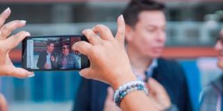 Foto de una entrevista realizada en video por uno de los medios comunitarios en Bogotá.