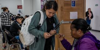 Foto de una mujer accediendo a servicios de la Agencia Distrital de Empleo de Bogotá.