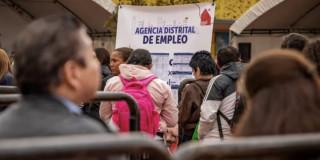 Foto de bogotanos y bogotanas accediendo a servicios de la Agencia Distrital de Empleo.