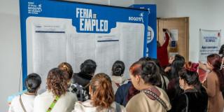Foto de bogotanos y bogotanas accediendo a servicios de la Agencia Distrital de Empleo.