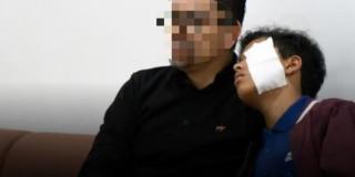 Foto de un menor de edad víctima de quemaduras con pólvora en Bogotá, junto a su padre.