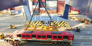 Foto del proceso de desembarque del cuarto tren Línea 1 del Metro de Bogotá en el puerto de Cartagena. 