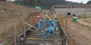 Foto que muestra personas del Acueducto trabajando 