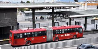 Foto de un bus de TransMilenio en una estación