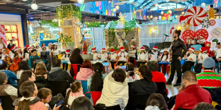 Imagen de un evento de Navidad con niños y niñas músicos
