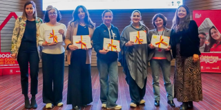 personas con sus certificados de estudio en lenguaje claro