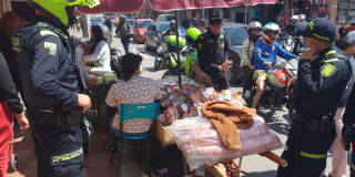 Imagen de algunos policías hablando con comerciantes