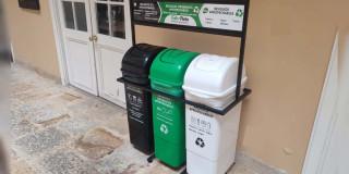 Foto que muestra canecas de plástico para basura