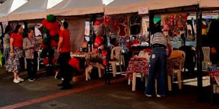 En la foto una feria de emprendimiento con temática navideña en Bogotá