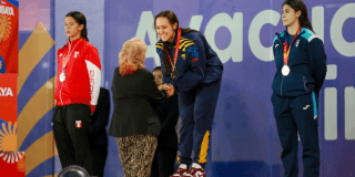 Imagen de deportistas recibiendo las medallas en el podio