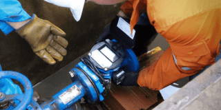 Imagen de un técnico revisando un medidor de alcantarillado.