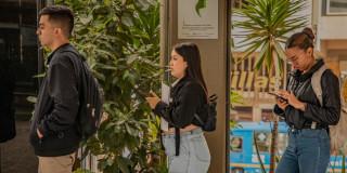 Personas haciendo fila en una feria laboral 