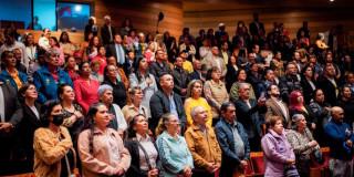 En la foto muchas personas asistiendo a un evento del IDPAC