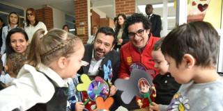 Foto del alcalde Carlos Galán rodeado de niños
