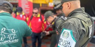Foto de un policía del Agua en Bogotá con otros funcionarios