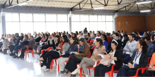 Grupo de mujeres en evento en la Red CADE