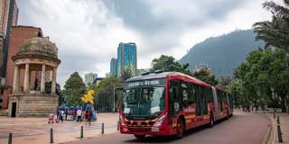 Foto de un bus de TransMilenio en una vía de Bogotá