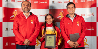 Imagen del Director del IDRD entregando reconocimiento a deportistas