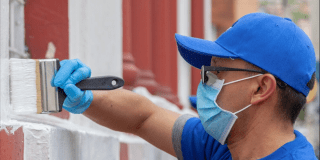 Imagen de personas pintando un mural