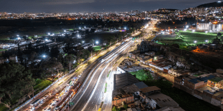Imagen panorámica de una avenida de Bogotá en la noche