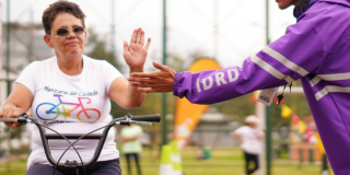 Imagen de adulto mayor en la bicicleta