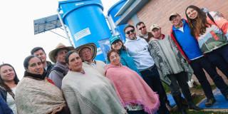 Foto que muestra personas reunidas 