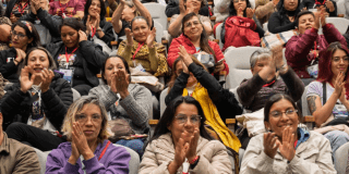 Imagen de varias mujeres aplaudiendo durante el evento
