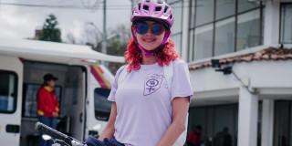 En la foto una mujer sonriendo 