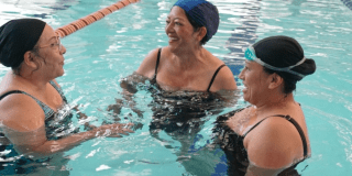 En la foto tres mujeres en natación en Bogotá