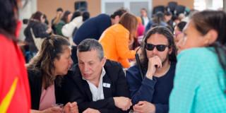 En la foto varias personas con discapacidad en un evento 