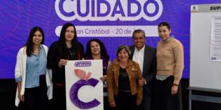 Seis personas en la inaguración de la Manzana del Cuidado