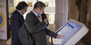 Ciudadano consulta la herramienta en una pantalla interactiva