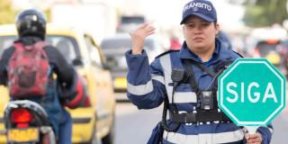 Foto de una agente de trásnito en una vía de Bogotá