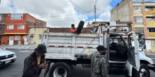 Foto de funcionarios del Distrito en operativo de limpieza