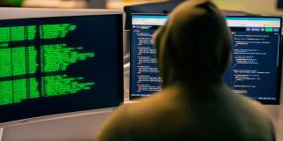 En la foto un hombre con capucha 