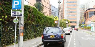 Foto de un carro en una Zona de Parqueo Pago. 