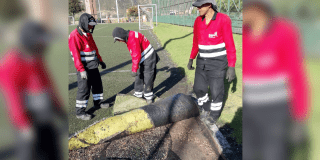Imagen del levantamiento de la grama de la cancha sintética
