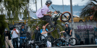 Imagen de un deportista saltando en la pista de BMX