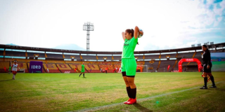Imagen de deportistas en el campo de juego.