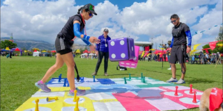 Imagen de personas jugando en el FestiBienestar