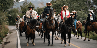 Imagen de varias personas en una cabalgata en Sumapaz