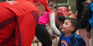 Foto de un funcionario hablando con un niño