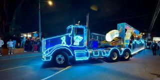 Foto que muestra un carro de la caravana del Acueducto decorado con luces