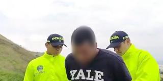 Foto del capturado junto con dos policías