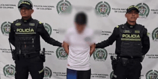 Imagen del capturado junto a dos policías