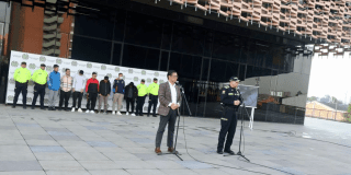 Imagen de la rueda de prensa en la que se ve al secretario de seguridad y detrás de él a los capturados