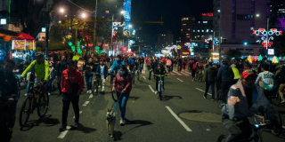 Imagen de ciudadans en la ciclovía nocturna