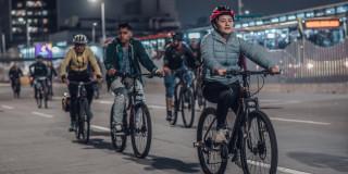 Foto que muestra personas montando bicicleta