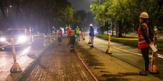 Foto de trabadores del IDU en un frente de obra. 