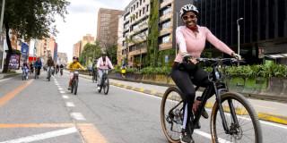 Foto que muestra personas montando bicicleta 